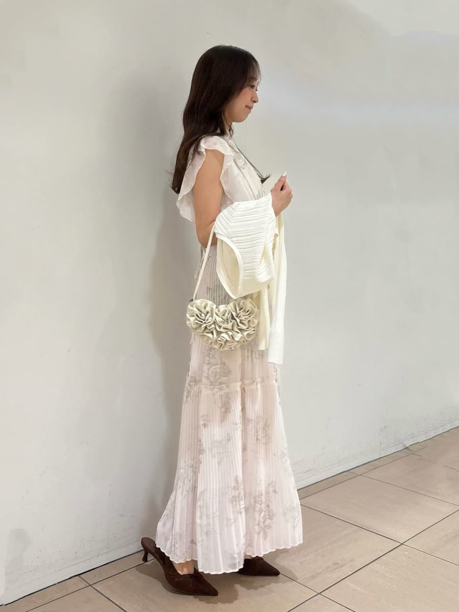 ピンク系のワンピース、ホワイト系のカーディガン/ボレロ、ブラウン系のパンプスを着用したレディースの春コーディネートの7枚目の写真