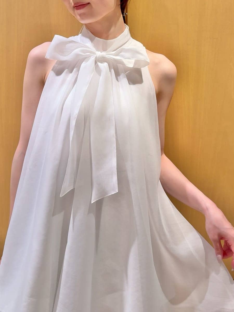 ベージュ系のその他パンツ、ホワイト系のシャツ/ブラウス、ベージュ系のサンダルを着用したレディースの春コーディネートの5枚目の写真