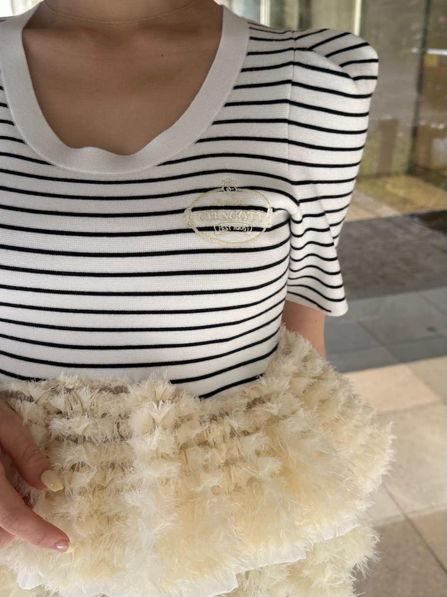 ブルー系のデニムパンツ、その他のニット/セーター、ブラック系のパンプスを着用したレディースの春コーディネートの6枚目の写真