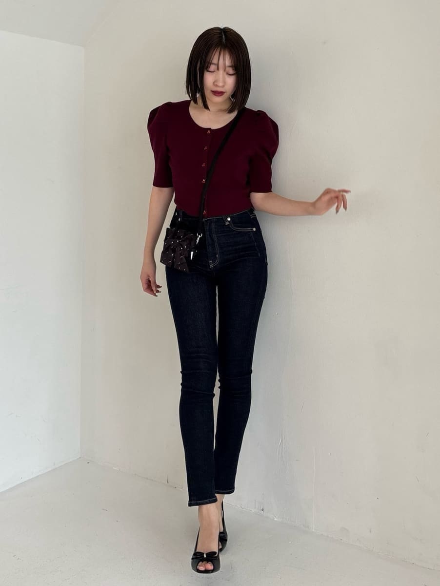 ブルー系のその他パンツ、レッド系のカーディガン/ボレロを着用したレディースの春コーディネートの3枚目の写真