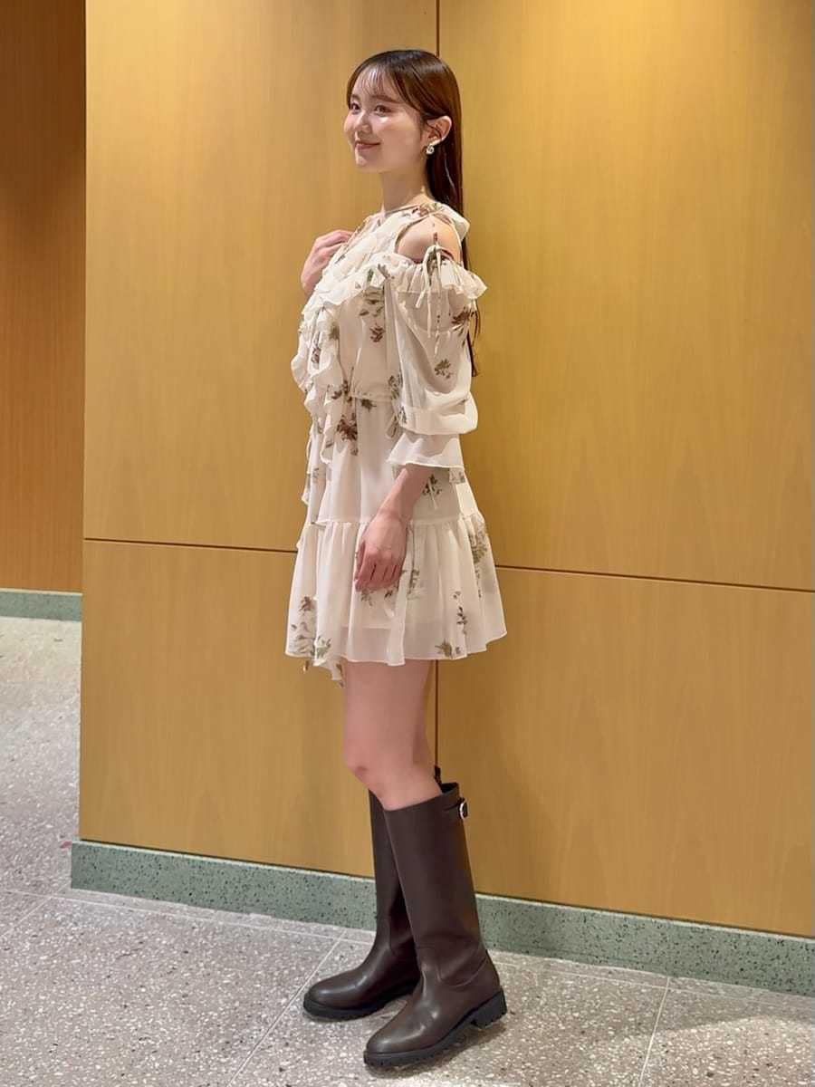 ホワイト系のショルダーバッグを着用したレディースの春コーディネートの3枚目の写真