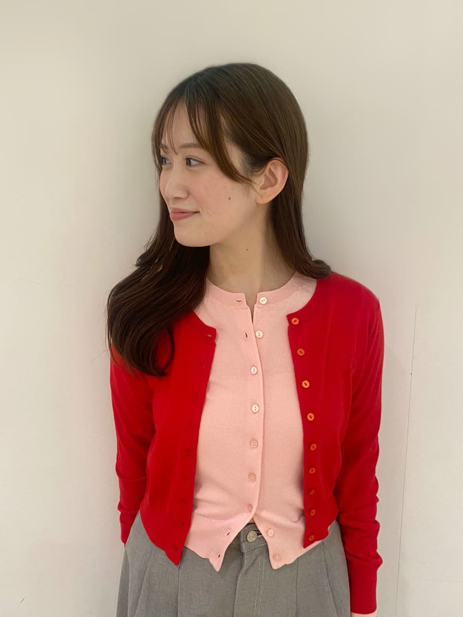 グレー系のデニムパンツ、レッド系のカーディガン/ボレロ、シルバー系のスニーカーを着用したレディースの冬コーディネートの6枚目の写真