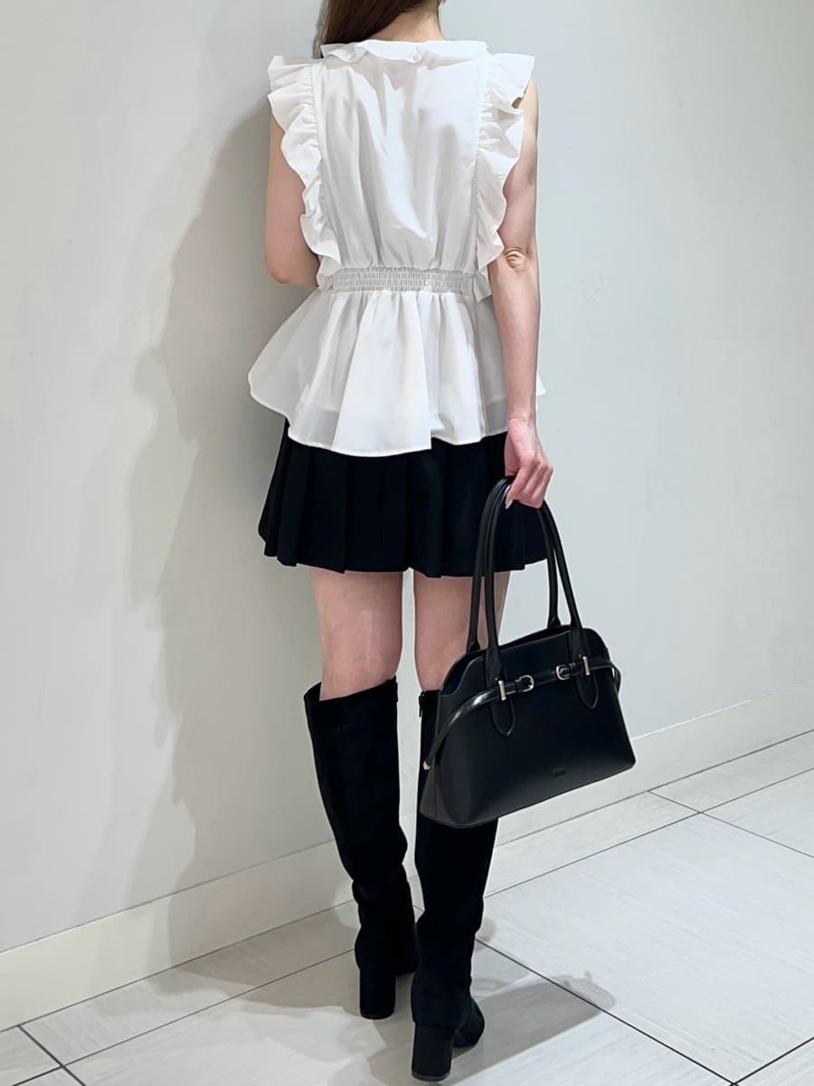 ブラック系のその他パンツ、ホワイト系のシャツ/ブラウス、その他のブーツを着用したレディースの夏コーディネートの4枚目の写真