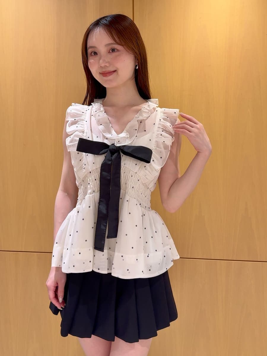 その他のシャツ/ブラウス、ブラック系のその他パンツを着用したレディースの夏コーディネートの6枚目の写真