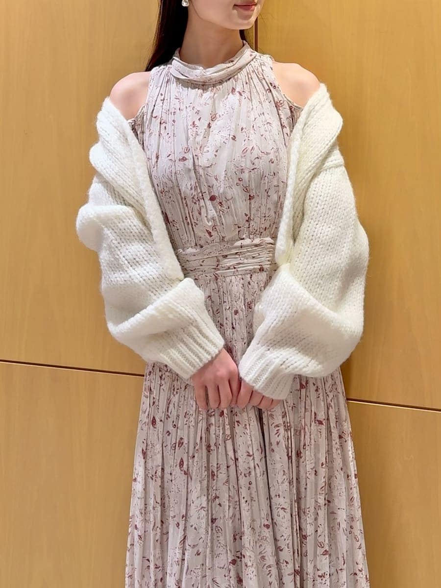 ピンク系のワンピース、ホワイト系のカーディガン/ボレロ、ホワイト系のボストンバッグを着用したレディースの冬コーディネートの8枚目の写真