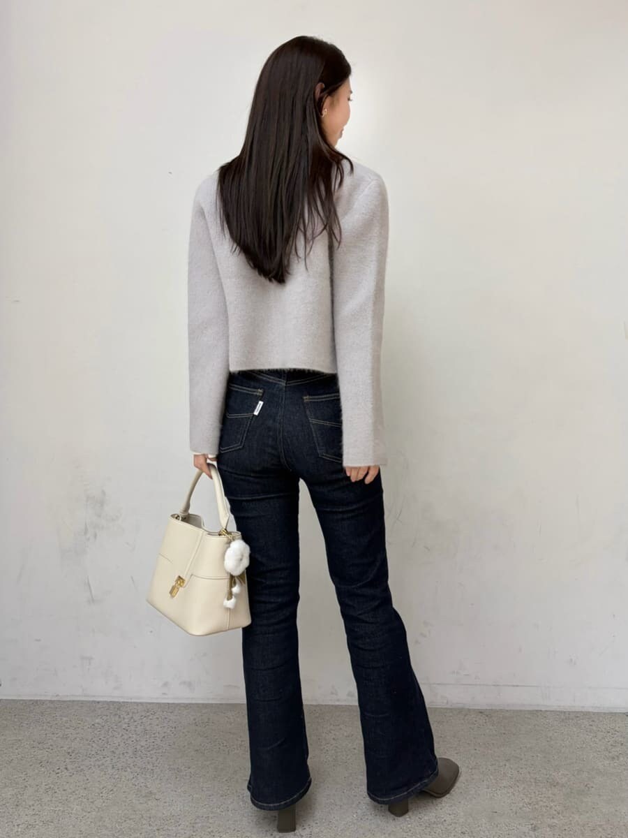 グレー系のノーカラージャケット、ホワイト系のニット/セーター、ブルー系のその他パンツを着用したレディースの冬コーディネートの4枚目の写真