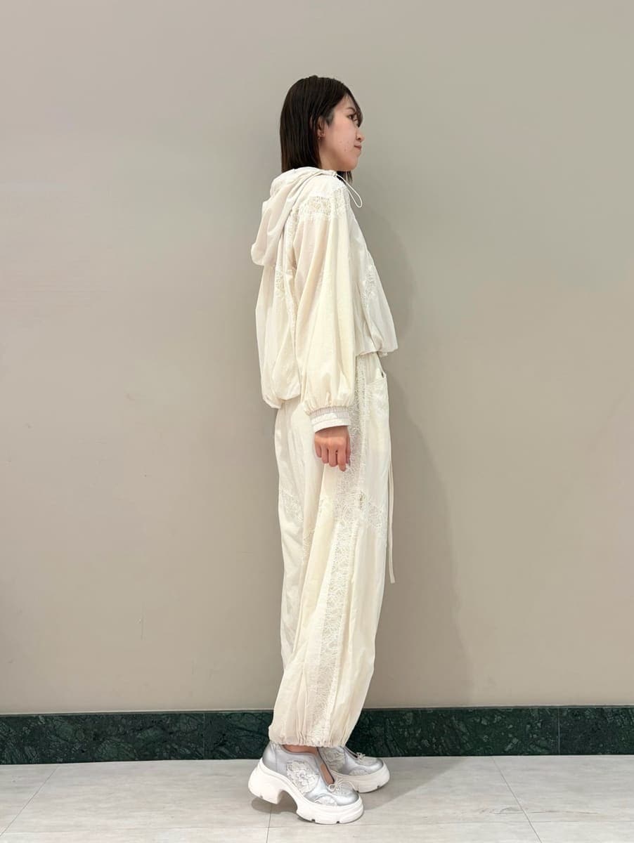 ホワイト系のブルゾン、ホワイト系のその他パンツ、シルバー系のスニーカーを着用したレディースの春コーディネートの3枚目の写真