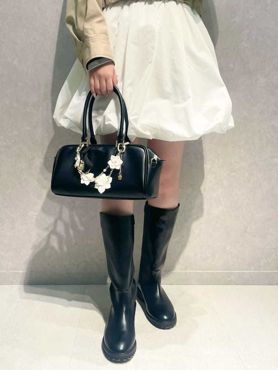 ベージュ系のブルゾン、ホワイト系のその他パンツ、その他のTシャツ/カットソーを着用したレディースの冬コーディネートの10枚目の写真