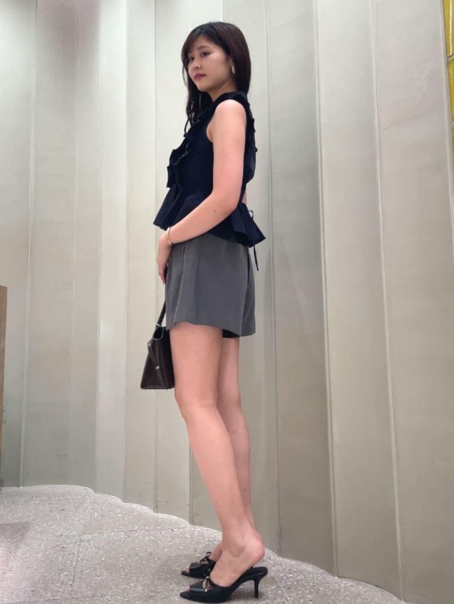 グレー系のその他パンツ、ブラック系のサンダル、ブラウン系のボストンバッグを着用したレディースの夏コーディネートの4枚目の写真