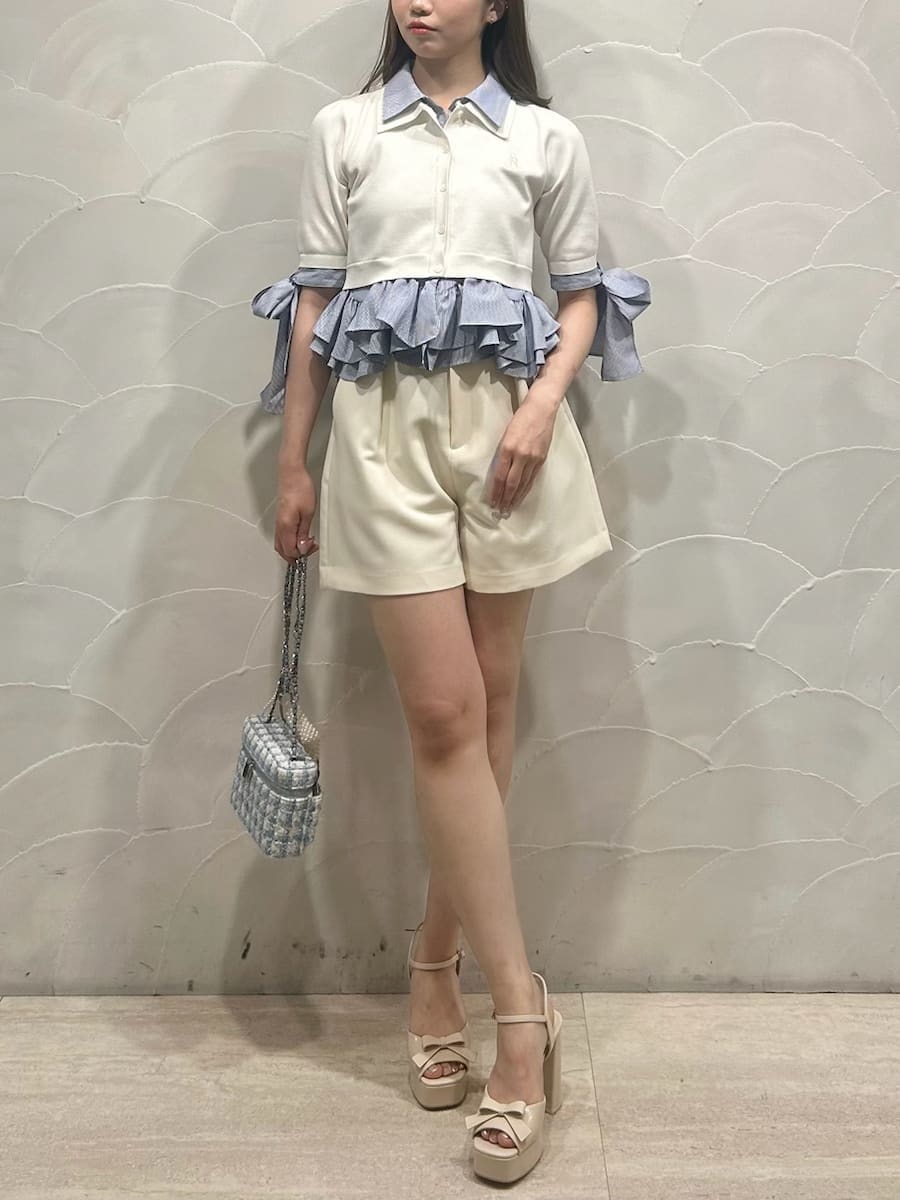 ホワイト系のその他パンツ、ホワイト系のニット/セーター、ベージュ系のサンダルを着用したレディースの春コーディネートの5枚目の写真