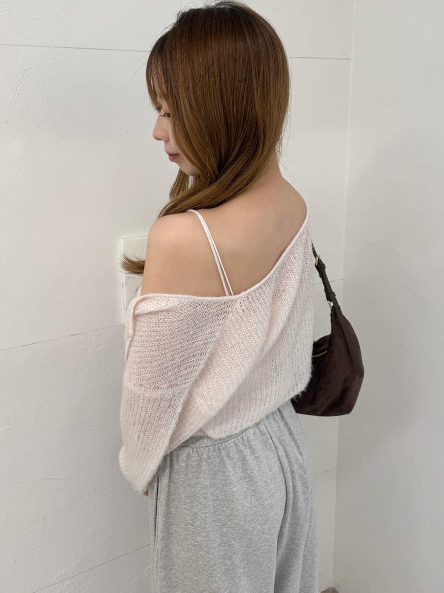グレー系のその他パンツ、ピンク系のカーディガン/ボレロ、ブラック系のサンダルを着用したレディースの秋コーディネートの6枚目の写真