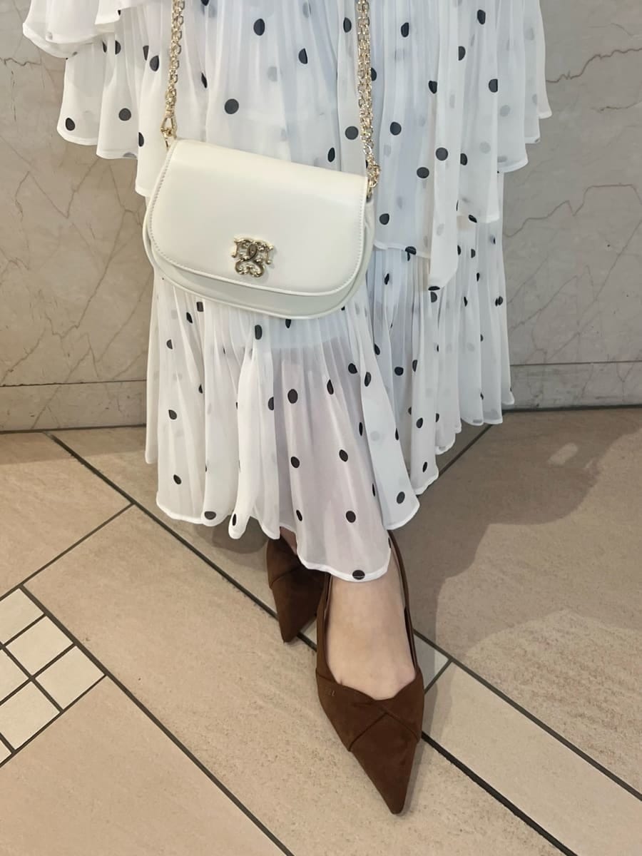 その他のスカート、イエロー系のスウェット、ブラウン系のパンプスを着用したレディースの春コーディネートの9枚目の写真