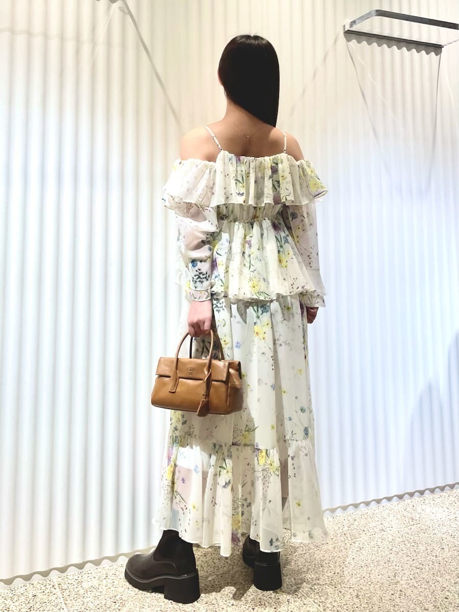 その他のワンピース、イエロー系のボストンバッグを着用したレディースの秋コーディネートの4枚目の写真