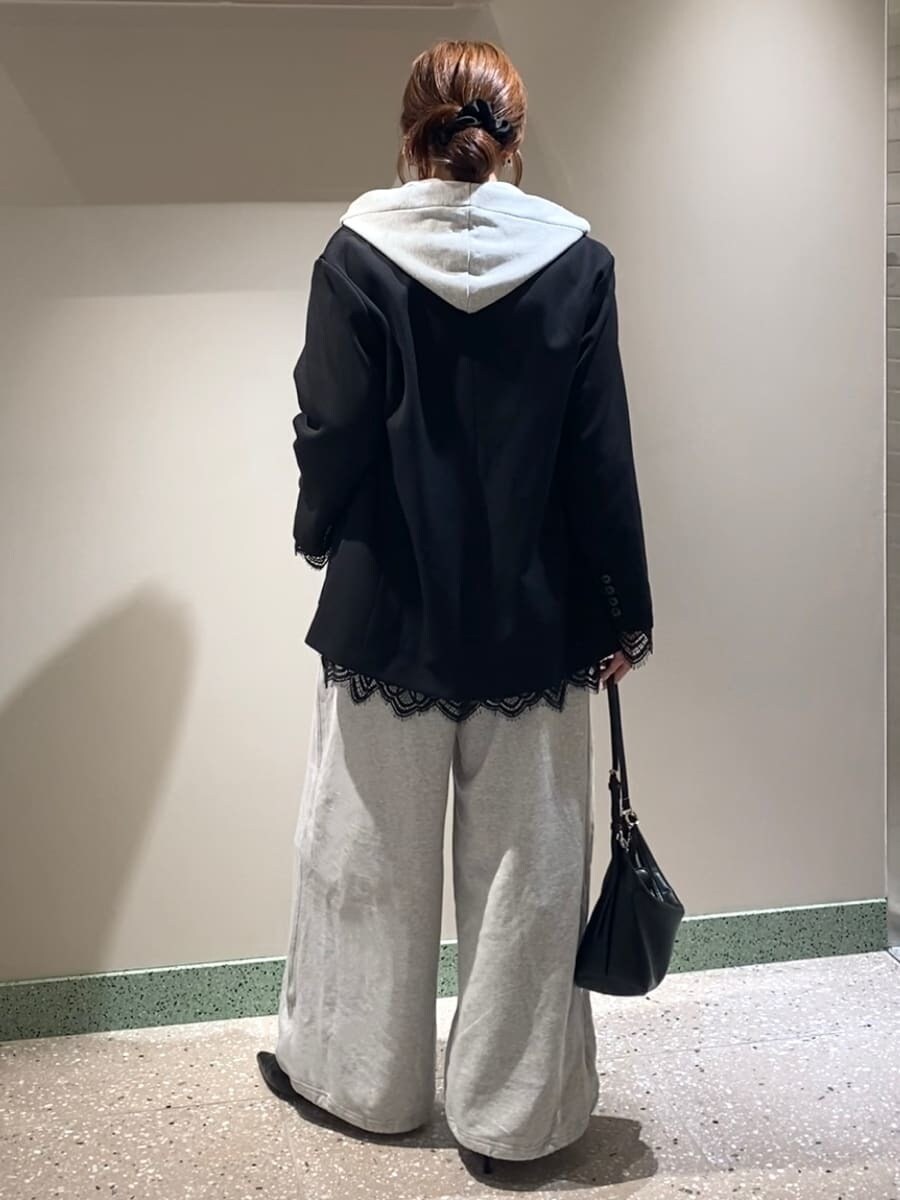 ブラック系のテーラードジャケット、グレー系のその他パンツ、グレー系のパーカーを着用したレディースの秋コーディネートの5枚目の写真