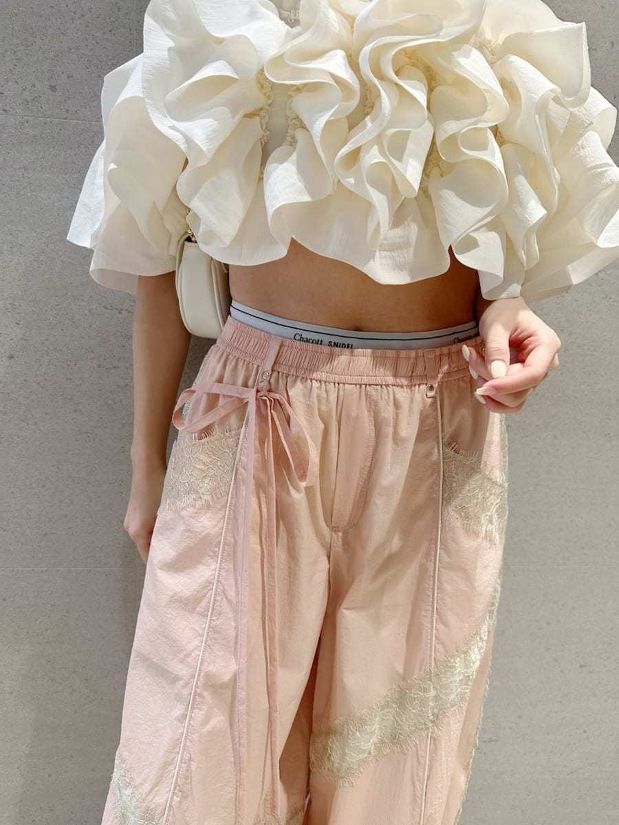 ホワイト系のシャツ/ブラウス、ピンク系のその他パンツ、その他のパンプスを着用したレディースの春コーディネートの7枚目の写真