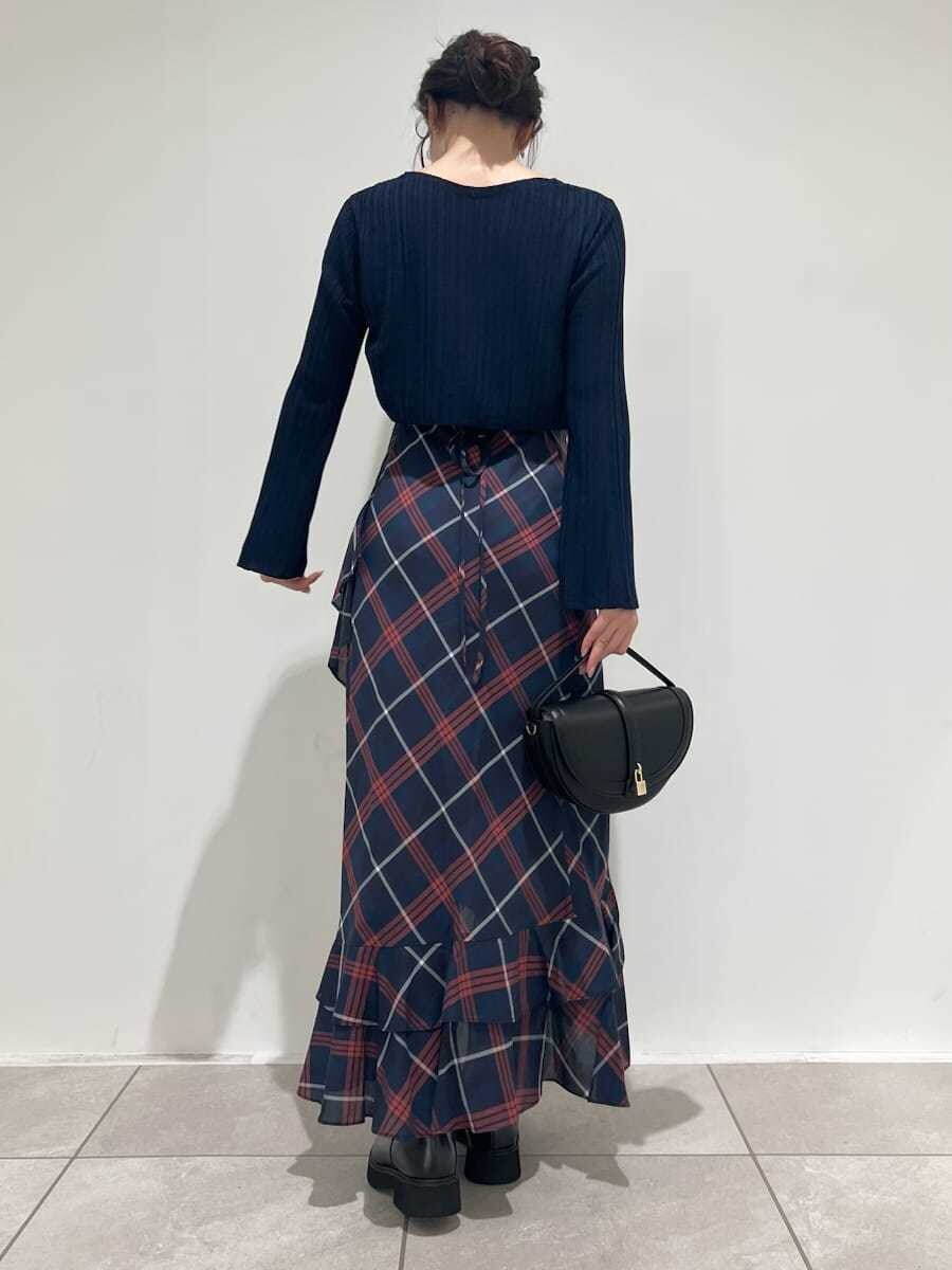 ブルー系のワンピース、ブルー系のカーディガン/ボレロ、ブラック系のブーツを着用したレディースの夏コーディネートの3枚目の写真