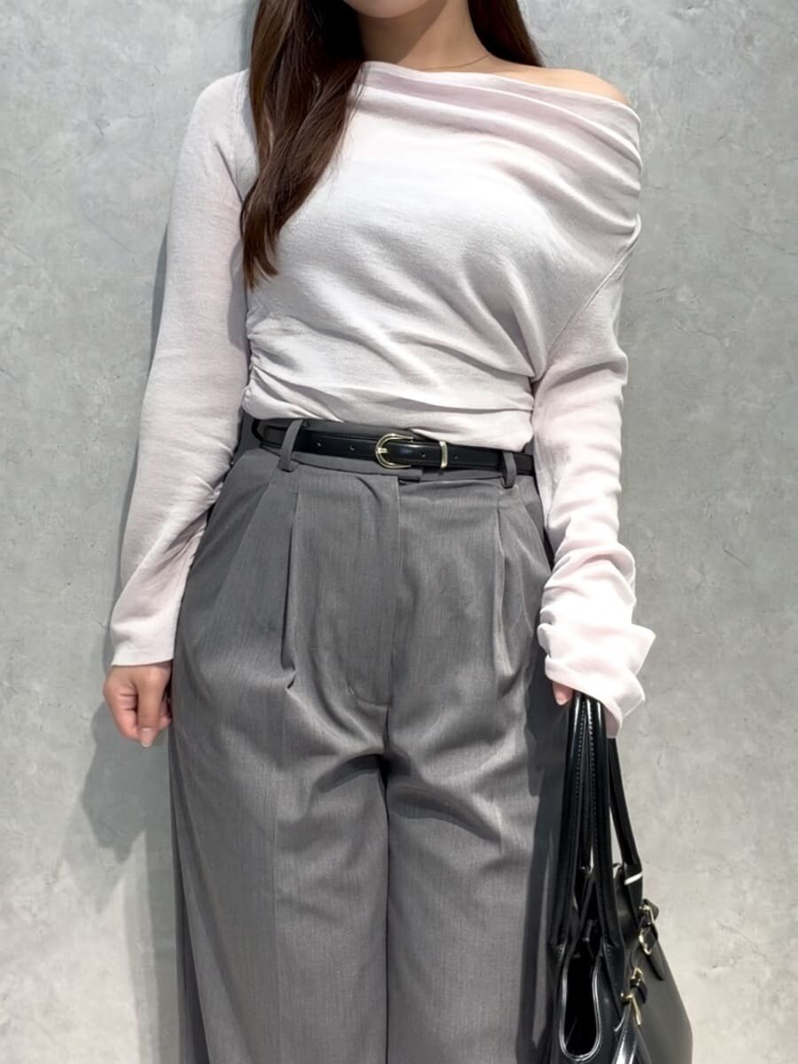 グレー系のその他パンツ、ピンク系のニット/セーター、ブラック系のパンプスを着用したレディースの秋コーディネートの5枚目の写真