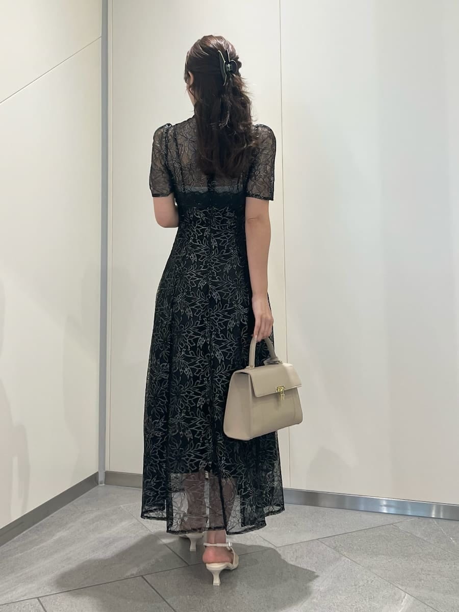 ベージュ系のショルダーバッグ、ブラック系のワンピース、その他のネックレスを着用したレディースの夏コーディネートの3枚目の写真