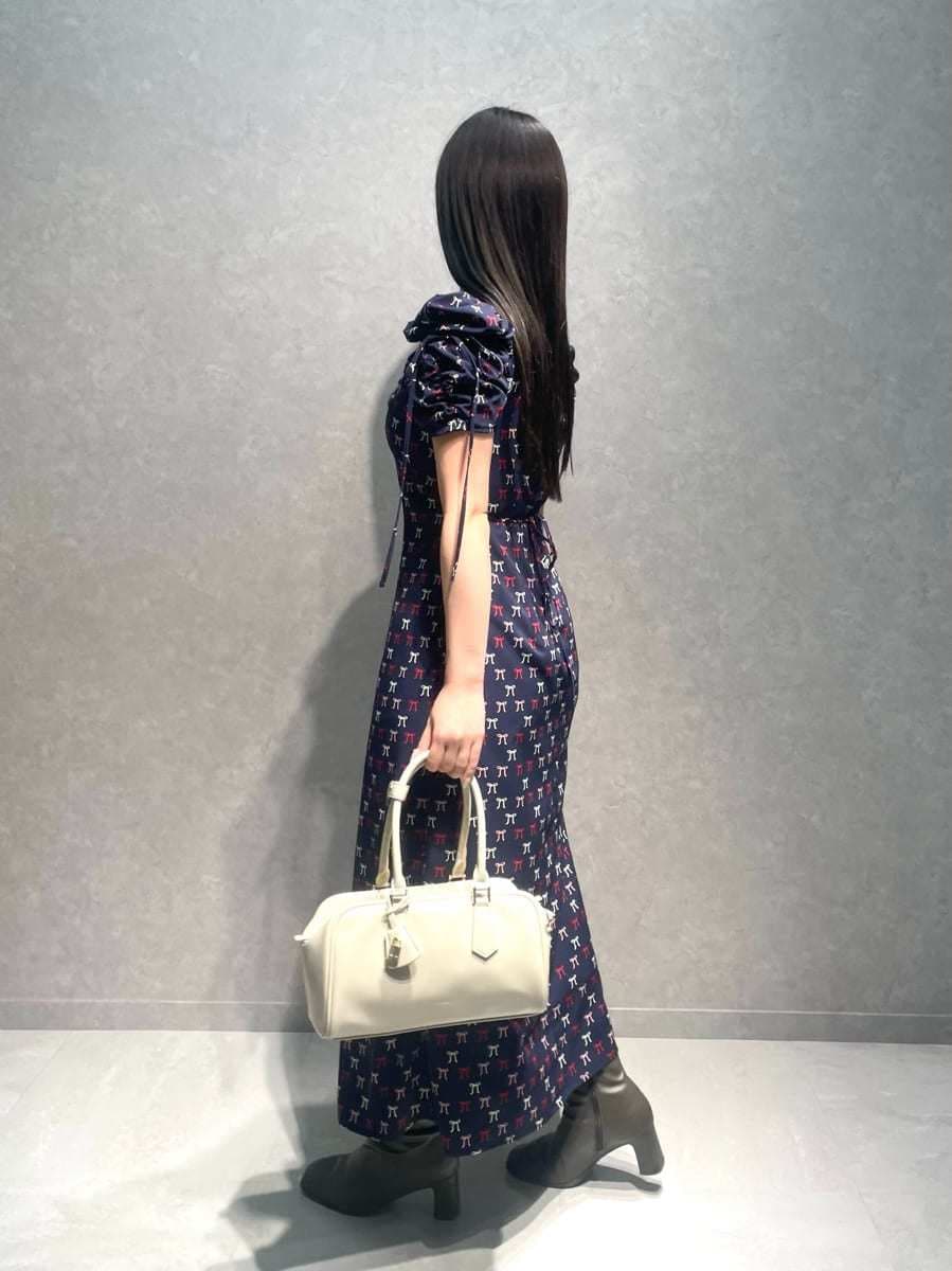 ブルー系のワンピース、ホワイト系のボストンバッグを着用したレディースの冬コーディネートの3枚目の写真