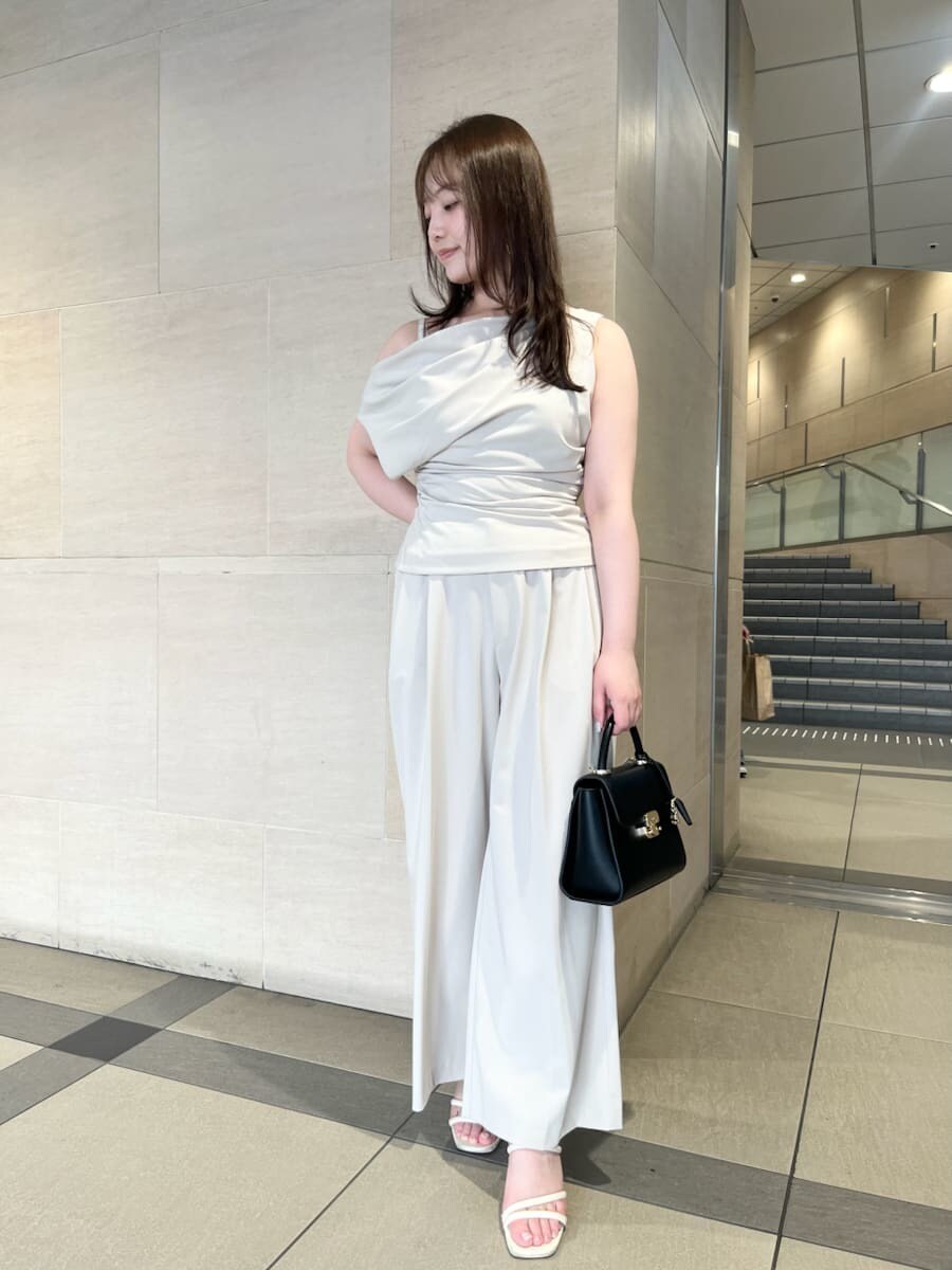 ベージュ系のシャツ/ブラウス、ベージュ系のその他パンツ、ブラック系のショルダーバッグを着用したレディースの夏コーディネートの6枚目の写真