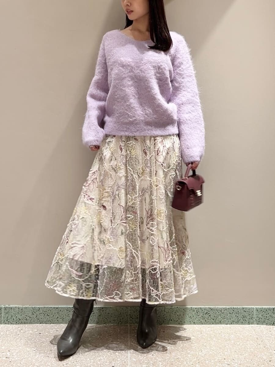 グレー系のブーツ、ブラウン系のショルダーバッグ、パープル系のニット/セーターを着用したレディースの秋コーディネートの3枚目の写真