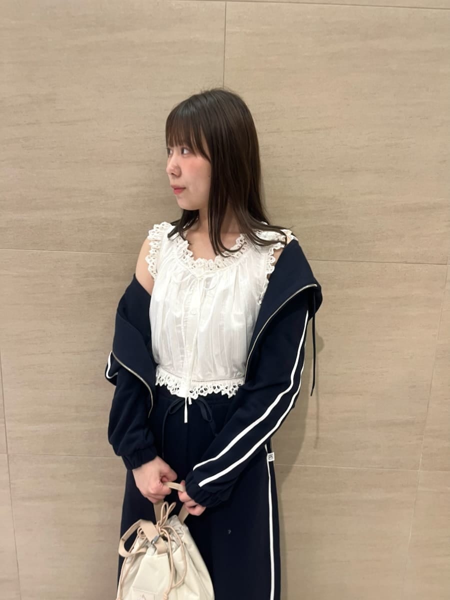 ブルー系のスウェットパンツ、ホワイト系のシャツ/ブラウス、ブルー系のパーカーを着用したレディースの夏コーディネートの4枚目の写真