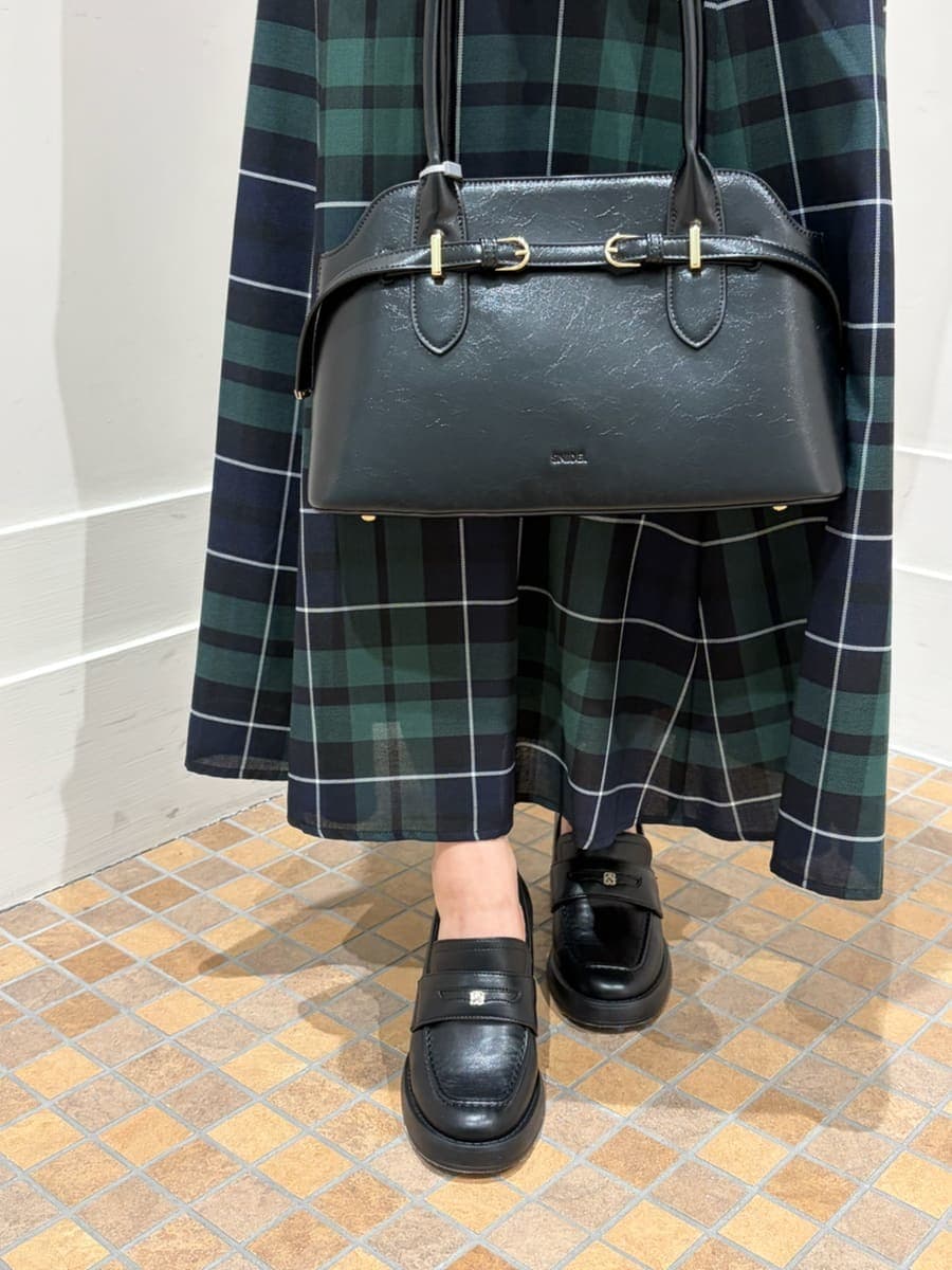 ブルー系のワンピース、ブラック系のローファー、ブラック系のボストンバッグを着用したレディースの夏コーディネートの5枚目の写真