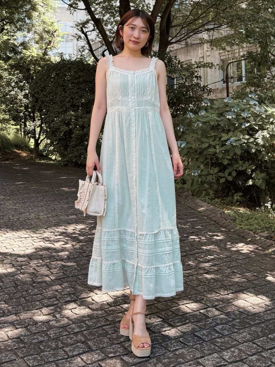 グリーン系のワンピース、ベージュ系のサンダルを着用したレディースの夏コーディネートの2枚目の写真