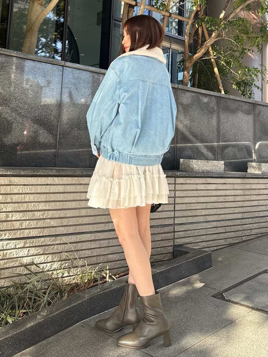 ブルー系のブルゾン、ホワイト系のその他トップスを着用したレディースの冬コーディネートの3枚目の写真