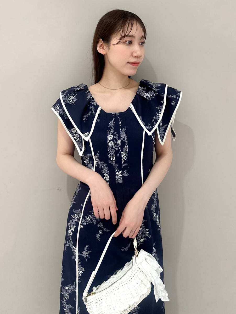 ブルー系のワンピース、その他のパンプスを着用したレディースの春コーディネートの2枚目の写真