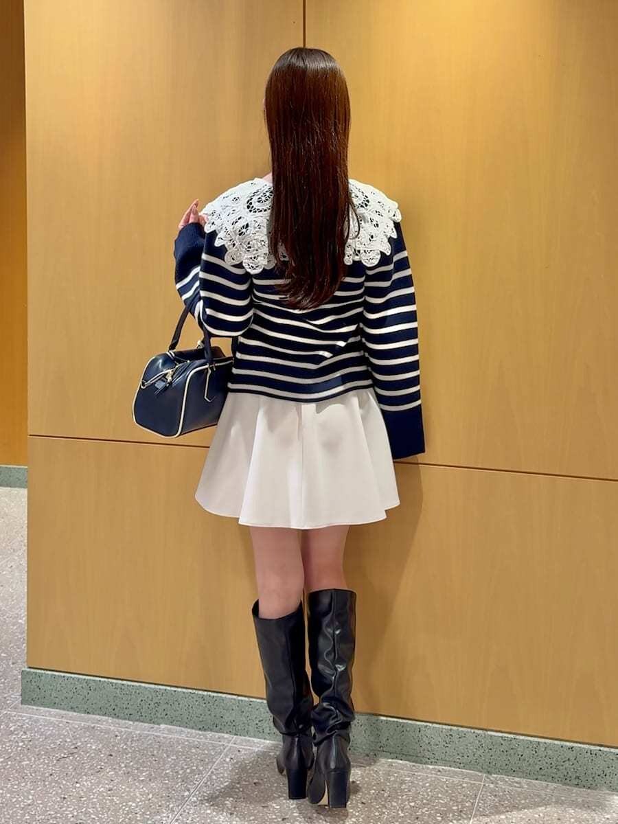 ホワイト系のその他パンツ、その他のカーディガン/ボレロ、ブルー系のボストンバッグを着用したレディースの冬コーディネートの4枚目の写真