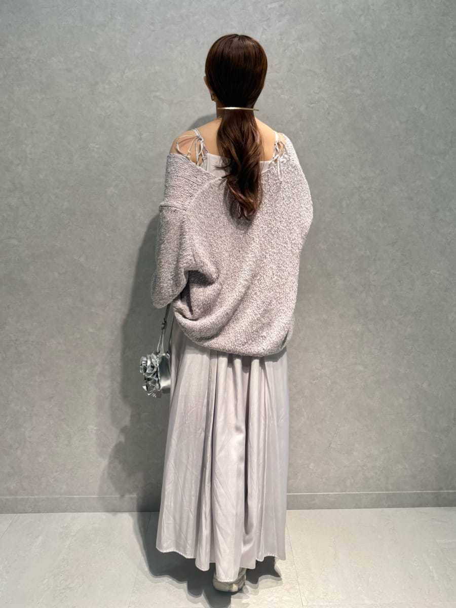 パープル系のワンピース、シルバー系のハンドバッグ、シルバー系のスニーカーを着用したレディースの春コーディネートの6枚目の写真