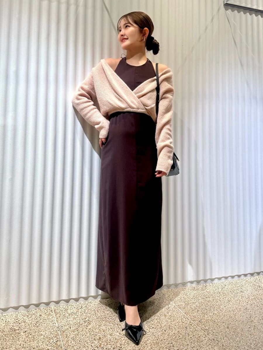 ピンク系のワンピース、ブラック系のショルダーバッグ、その他のイヤリングを着用したレディースの秋コーディネートの5枚目の写真