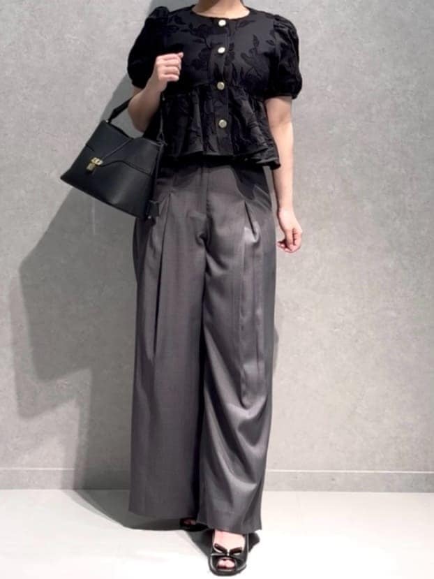 グレー系のその他パンツ、ブラック系のシャツ/ブラウスを着用したレディースの夏コーディネートの2枚目の写真