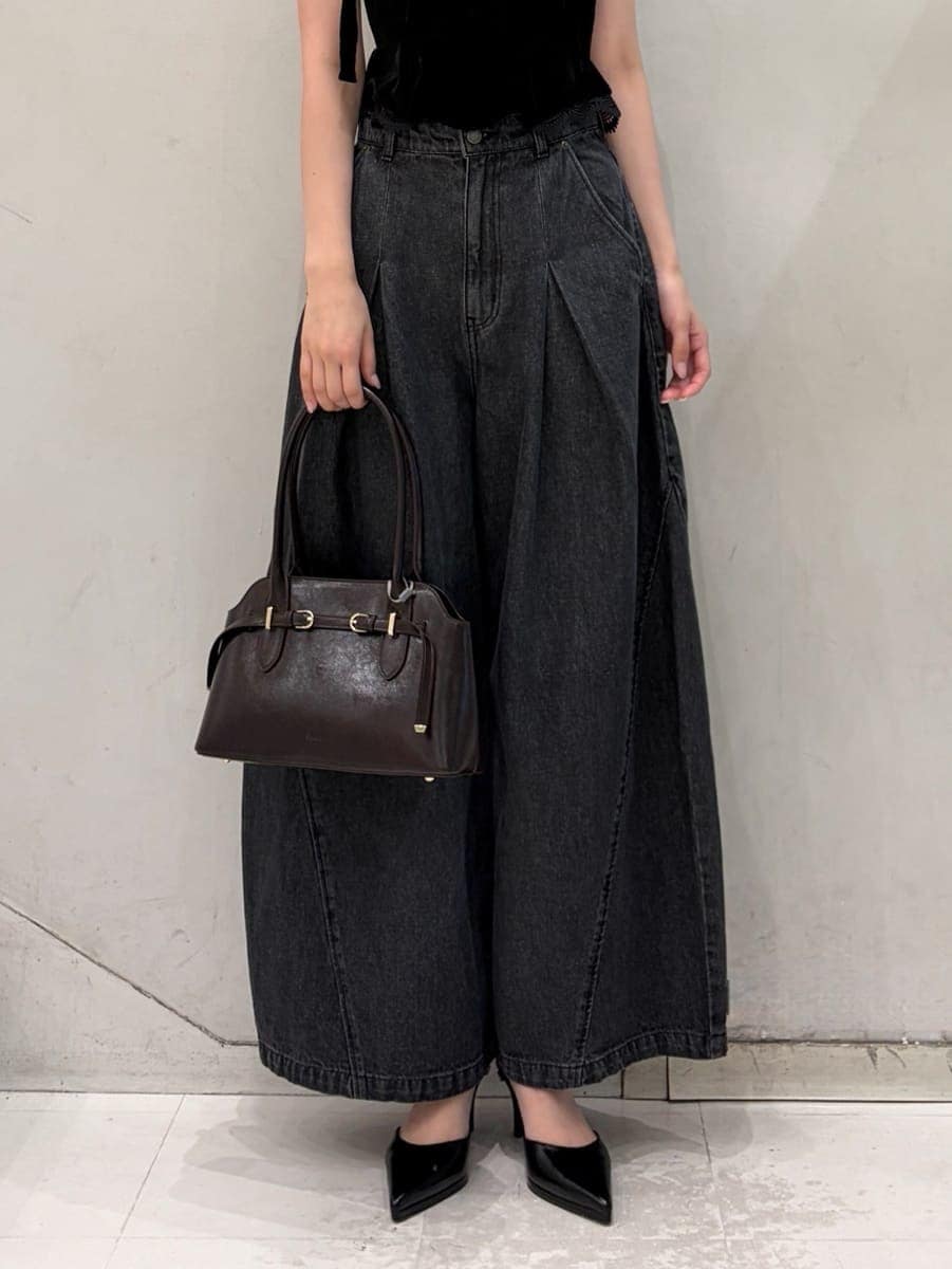 ブラック系のデニムパンツ、ブラック系のその他トップス、ブラック系のパンプスを着用したレディースの夏コーディネートの6枚目の写真