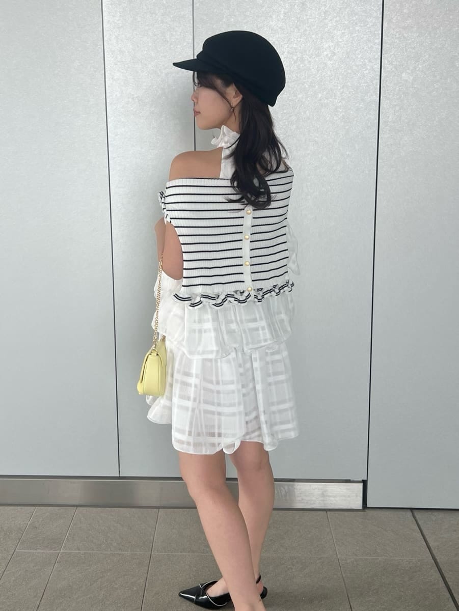 ホワイト系のワンピース、その他のカーディガン/ボレロ、ブラック系のパンプスを着用したレディースの春コーディネートの5枚目の写真