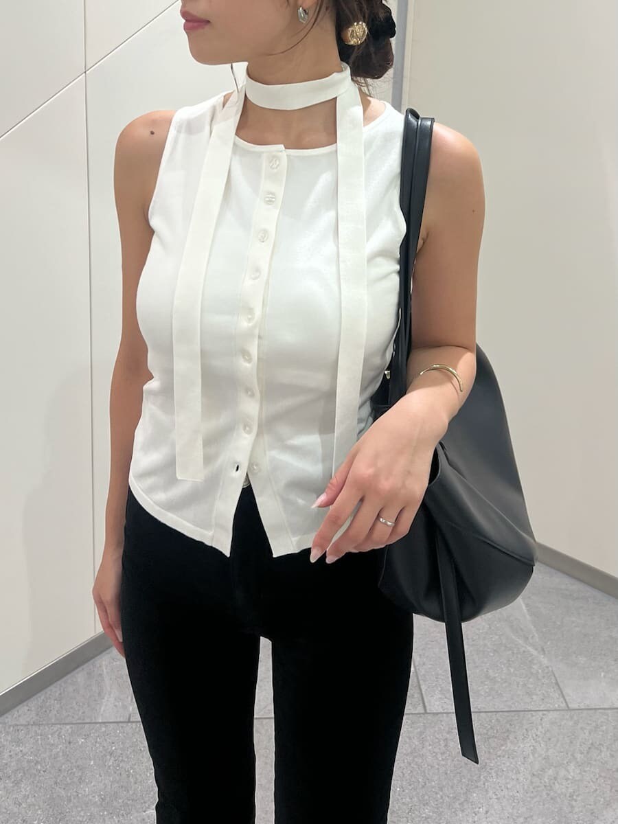 ベージュ系のトレンチコート、その他のパンプス、ブラック系のトートバッグを着用したレディースの秋コーディネートの8枚目の写真