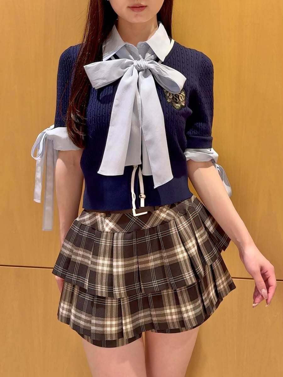 ブラウン系のその他パンツ、ブルー系のニット/セーター、ブラウン系のボストンバッグを着用したレディースの夏コーディネートの5枚目の写真