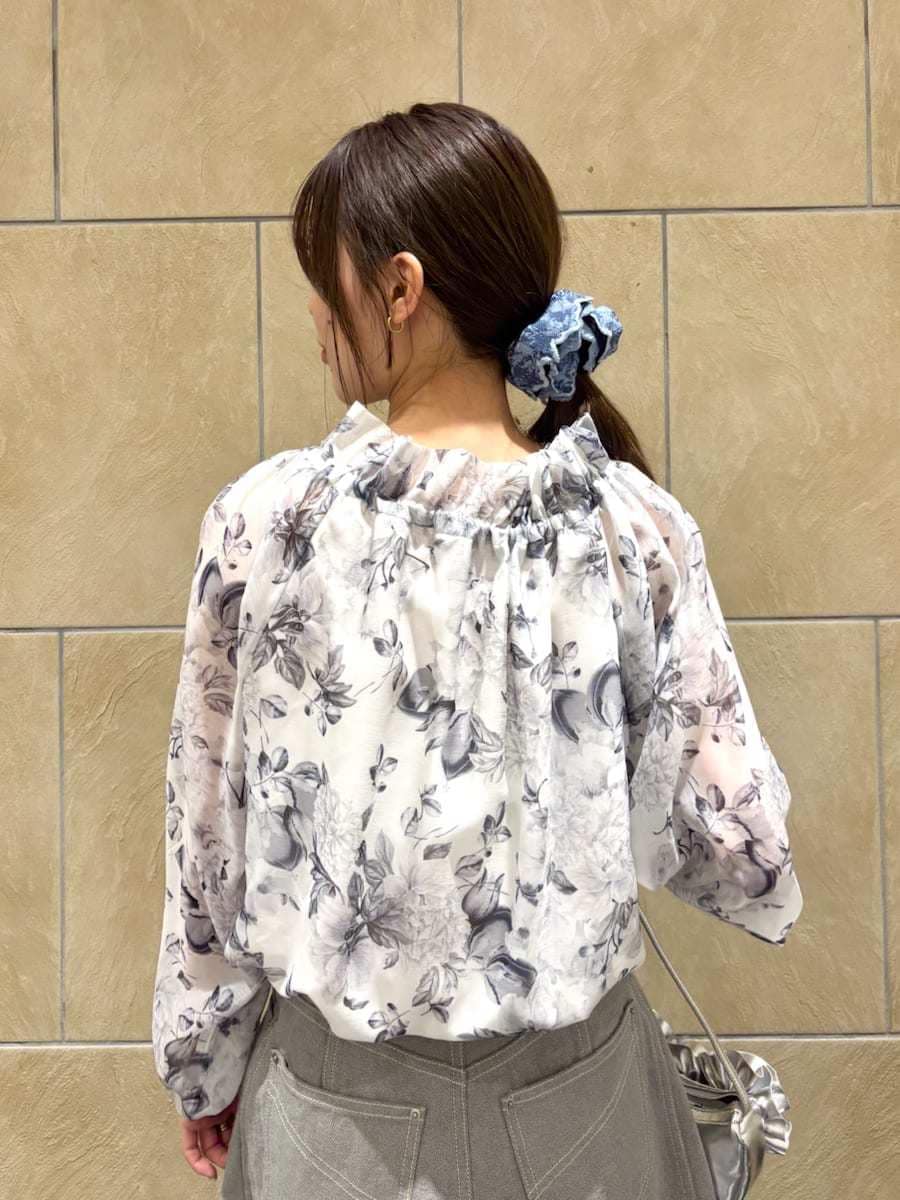 グレー系のデニムパンツ、ホワイト系のシャツ/ブラウス、シルバー系のハンドバッグを着用したレディースの冬コーディネートの7枚目の写真