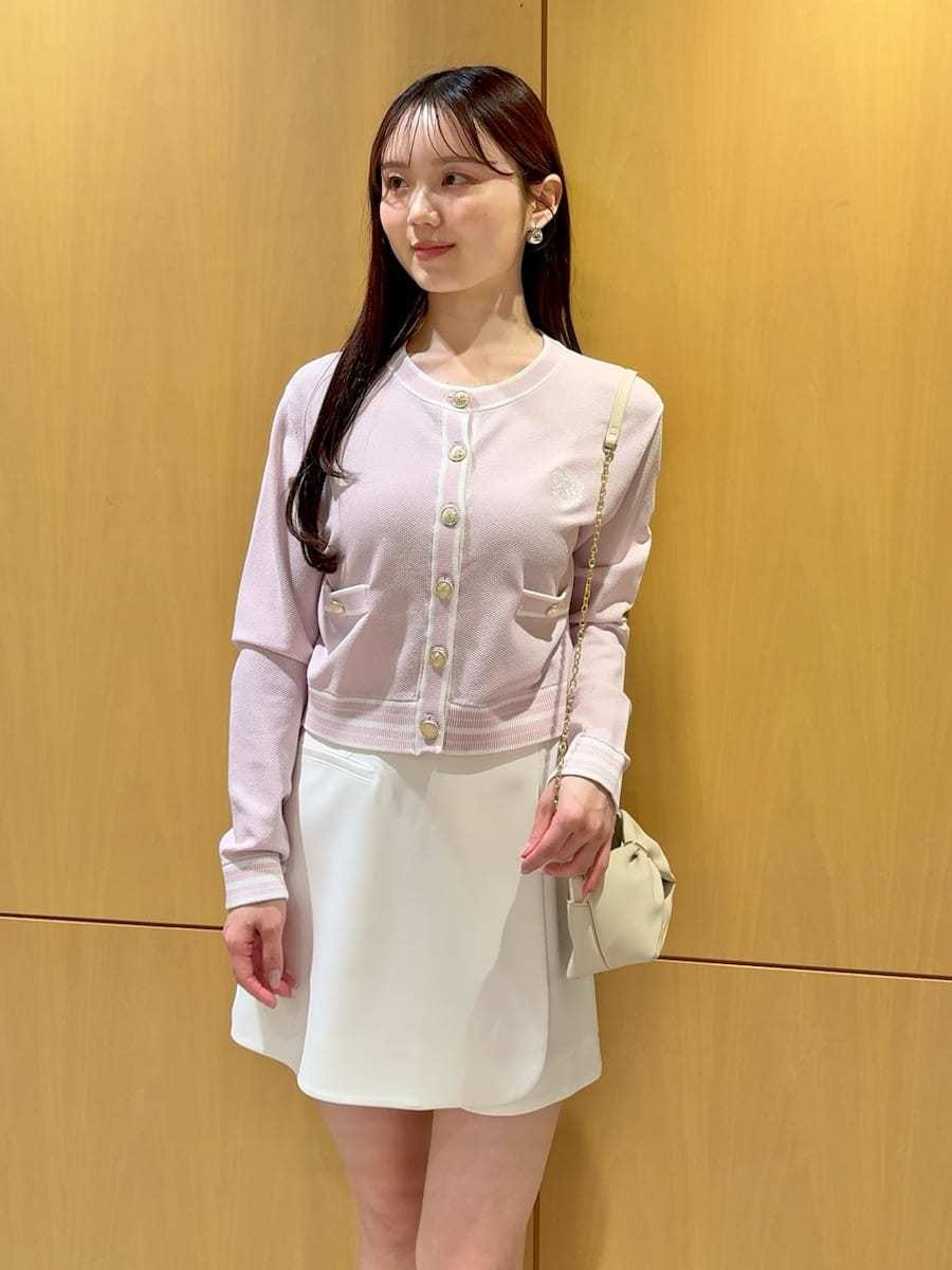 ホワイト系のその他パンツ、ピンク系のカーディガン/ボレロ、ホワイト系のサンダルを着用したレディースの春コーディネートの4枚目の写真