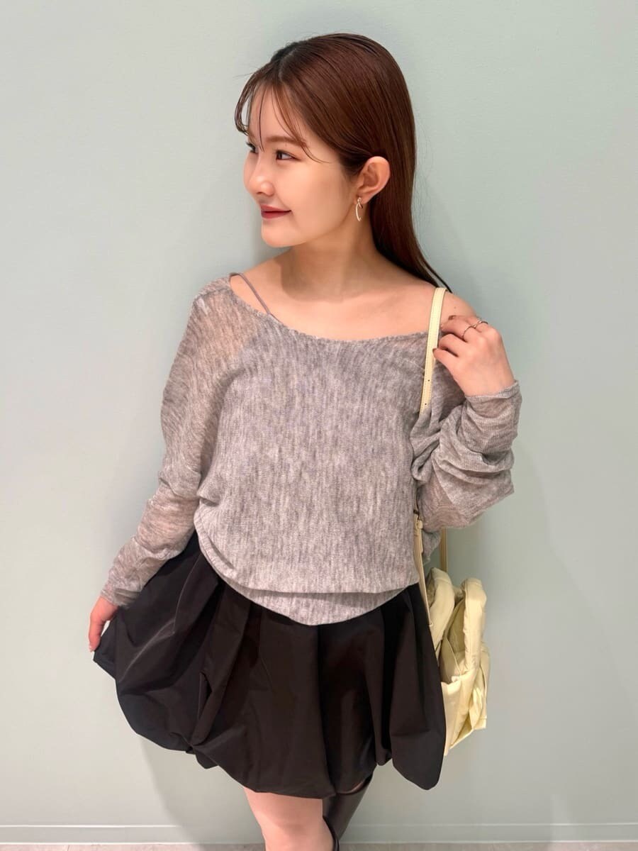 ホワイト系のブルゾン、ブラック系のその他パンツ、グレー系のニット/セーターを着用したレディースの冬コーディネートの10枚目の写真