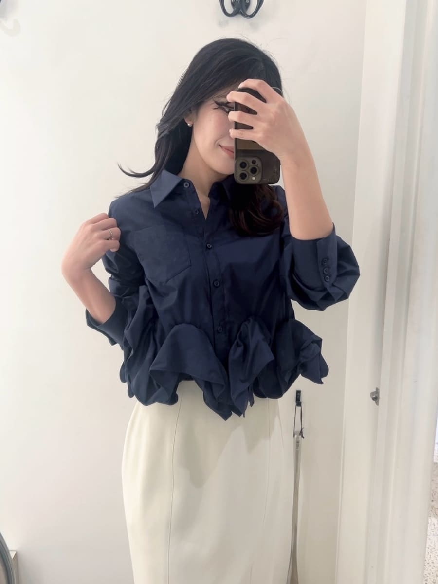 ホワイト系のスカート、ブルー系のシャツ/ブラウス、ブラック系のパンプスを着用したレディースの冬コーディネートの5枚目の写真