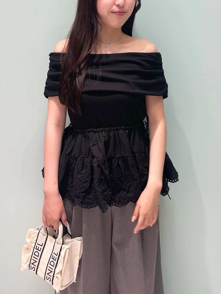 グレー系のその他パンツ、ホワイト系のサンダル、ブラック系のショルダーバッグを着用したレディースの夏コーディネートの5枚目の写真