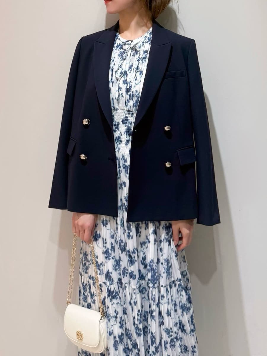 ブルー系のワンピース、ブルー系のテーラードジャケット、ブラック系のパンプスを着用したレディースの冬コーディネートの5枚目の写真