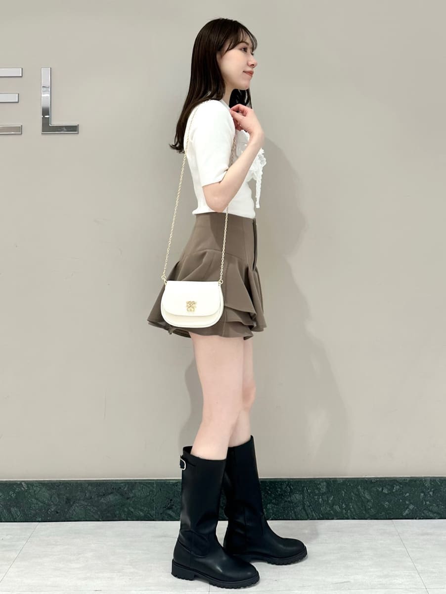 ホワイト系のニット/セーター、ホワイト系のショルダーバッグ、ブラウン系のその他パンツを着用したレディースの春コーディネートの3枚目の写真