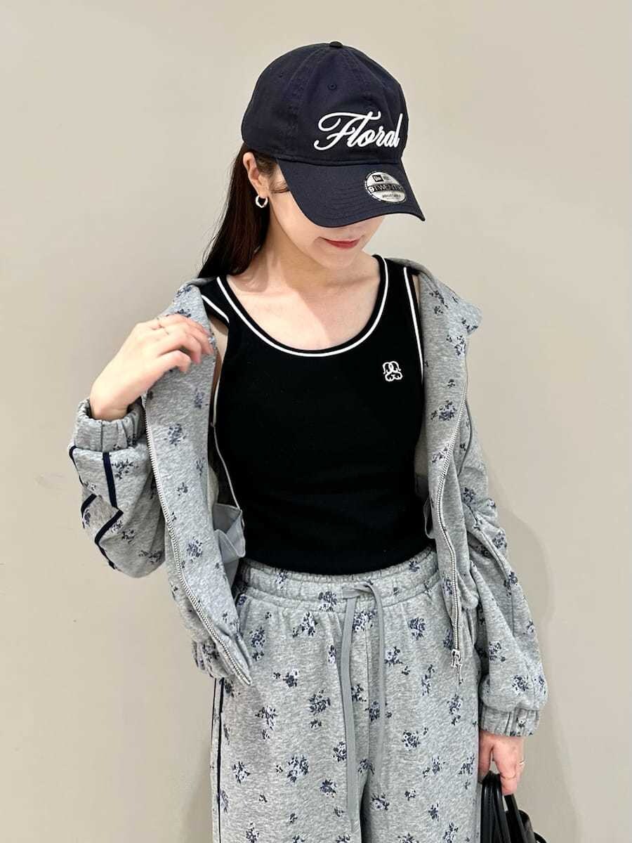 その他のパーカー、その他のスウェットパンツ、ブラック系のタンクトップを着用したレディースの夏コーディネートの7枚目の写真