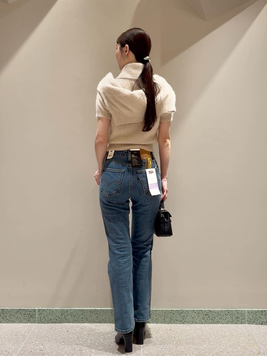 ピンク系のカーディガン/ボレロ、ピンク系のニット/セーター、ブルー系のデニムパンツを着用したレディースの秋コーディネートの3枚目の写真