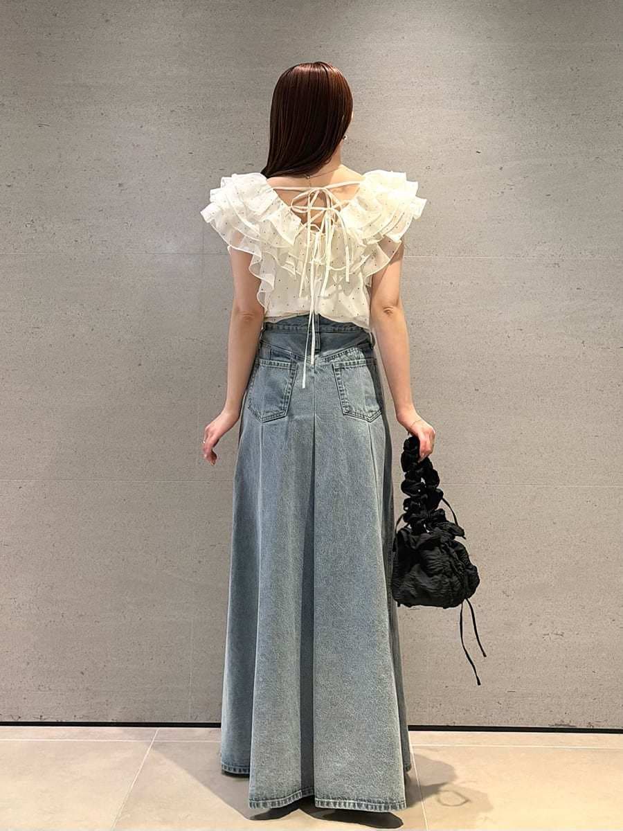 その他のシャツ/ブラウス、ブラック系のパンプスを着用したレディースの春コーディネートの4枚目の写真