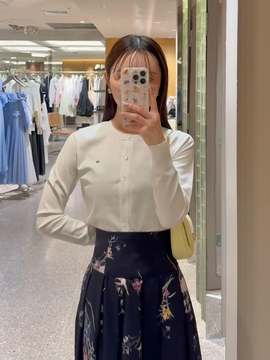 ホワイト系のカーディガン/ボレロ、イエロー系のショルダーバッグを着用したレディースの春コーディネートの5枚目の写真