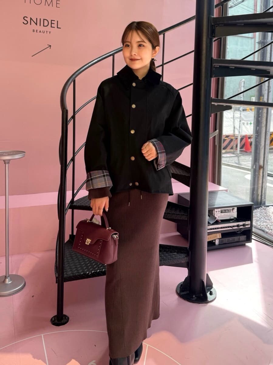 ブラック系のブルゾン、ブラウン系のワンピース、ブラック系のブーツを着用したレディースの秋コーディネートの5枚目の写真